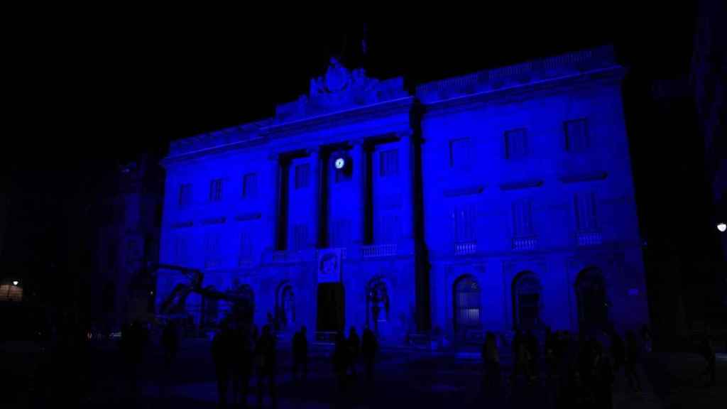 Fachada del Ayuntamiento de Barcelona iluminada de azul para conmemorar el Día de la Infancia