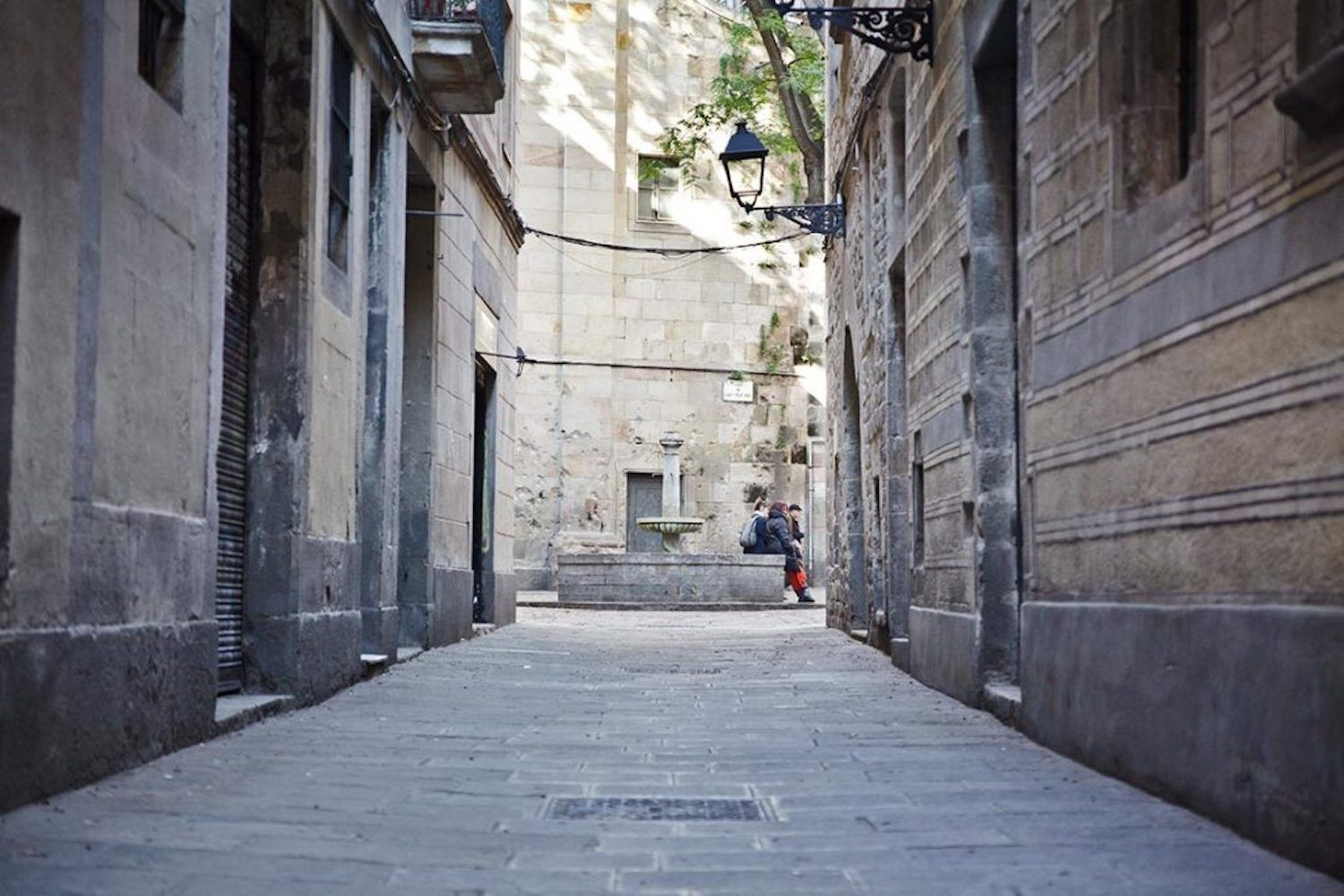 Imagen de la fuente de la plaza Sant Felip Neri en una imagen de archivo / AYUNTAMIENTO DE BARCELONA