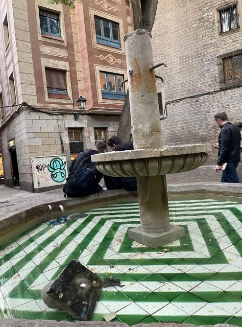 Imagen de los destrozos en la fuente de la plaza Sant Felip Neri tras el ataque vandálico / FEM GÒTIC