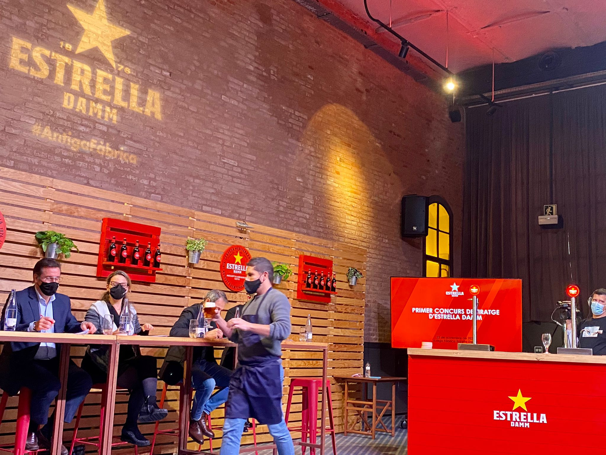 Un concursante entrega la cerveza al jurado en la Antigua Fábrica Estrella Damm / METRÓPOLI