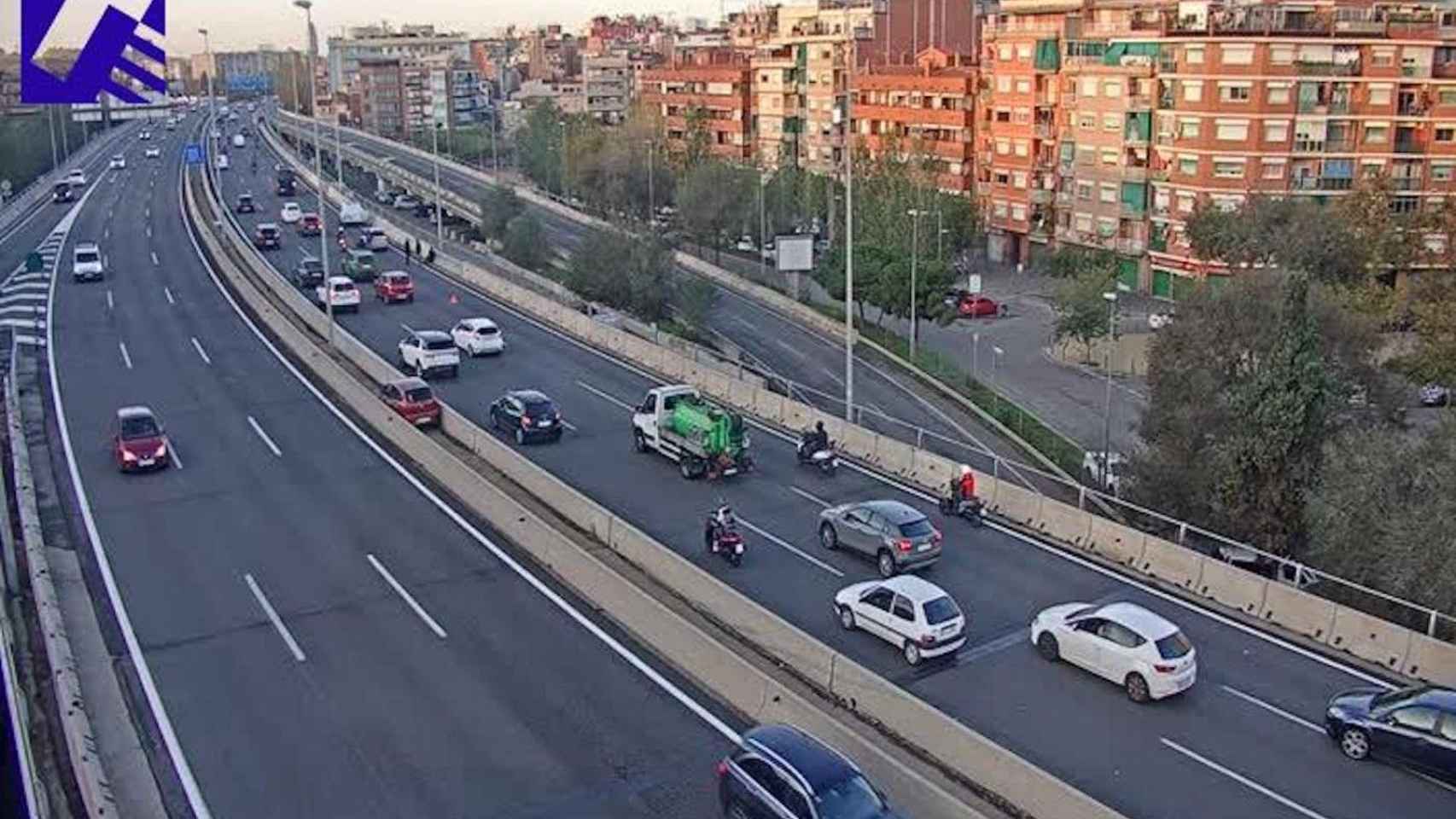 Vehículos circulan en la C-31 / TRÀNSIT