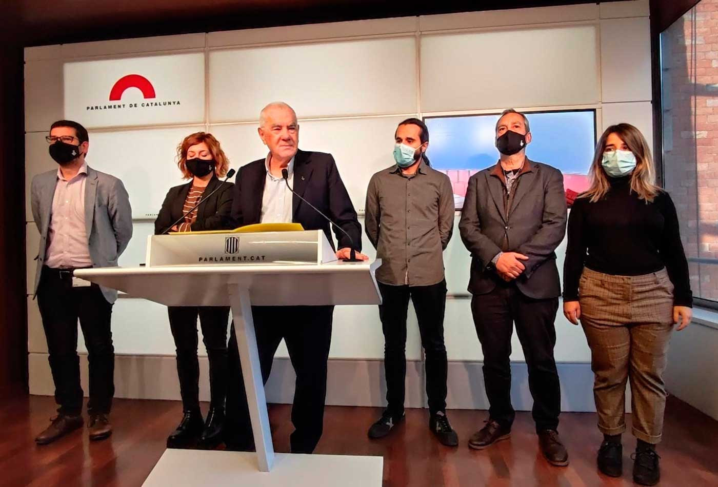 Ernest Maragall, en el Parlament, junto a los concejales de ERC en el Ayuntamiento de Barcelona / EP