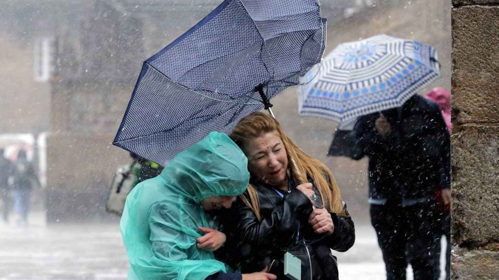 Un paraguas se dobla por el fuerte viento durante un episodio de lluvias intensas