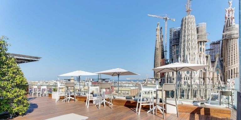 Terraza del hotel Ayre Rosselló con vistas a la Sagrada Família / GOOGLE MAPS