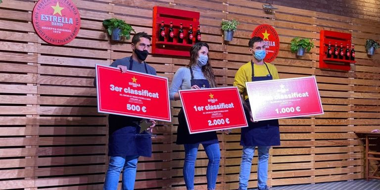 Los tres ganadores del concurso de tiraje de Estrella Damm / METRÓPOLI