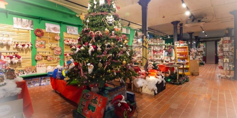 Interior de la tienda Xmas Passion en la calle Petritxol / XMAS PASSION