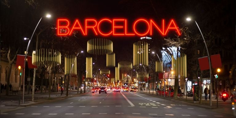 Y así lucirá el segundo cartel en la Gran Via (en la imagen aparece la Universitat de Barcelona aunque realmente estará junto al paseo de Gràcia) / ANTONI AROLA