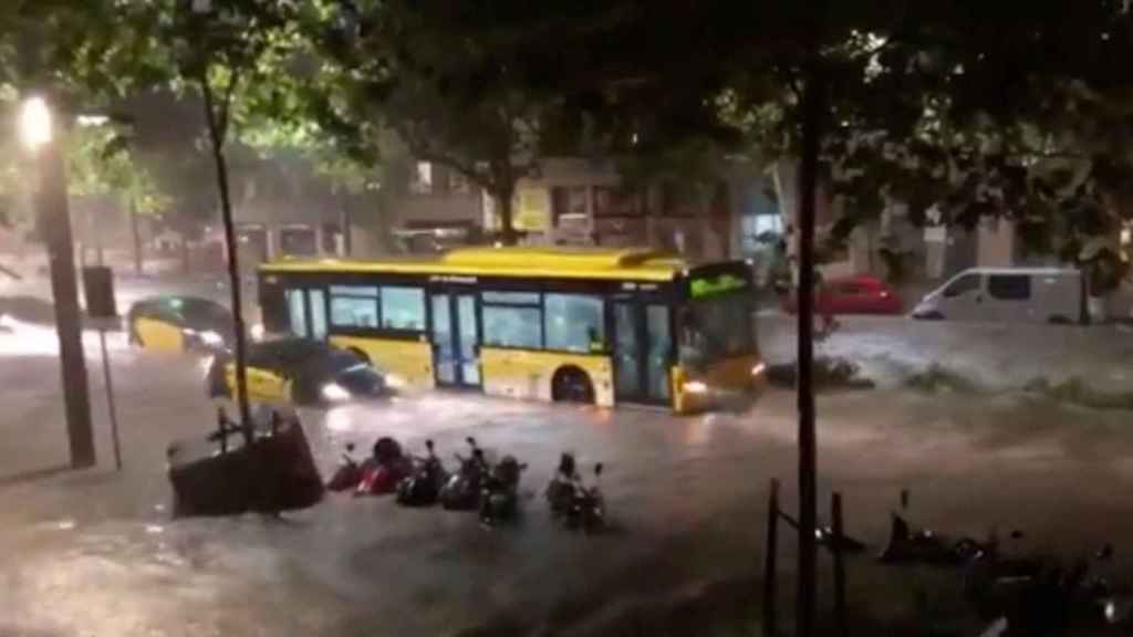 Graves inundaciones en el Raval a causa de un episodio anterior de lluvias torrenciales / ARCHIVO