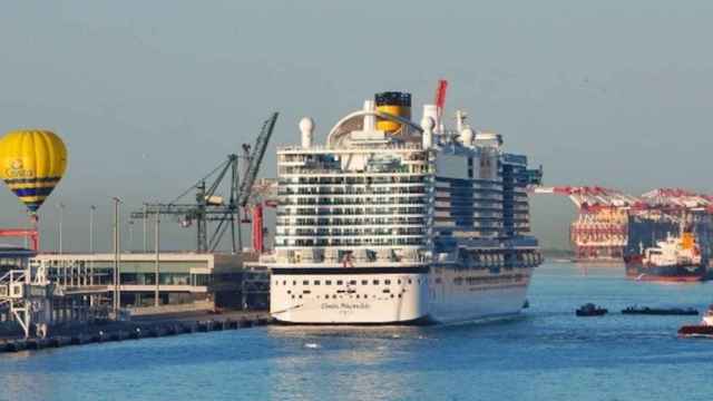 Un crucero amarra en la ciudad a través del Port de Barcelona / COSTA CRUCEROS