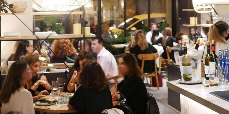 Clientes disfrutando de un 'juernes' en el restaurante FiSer / INSTAGRAM