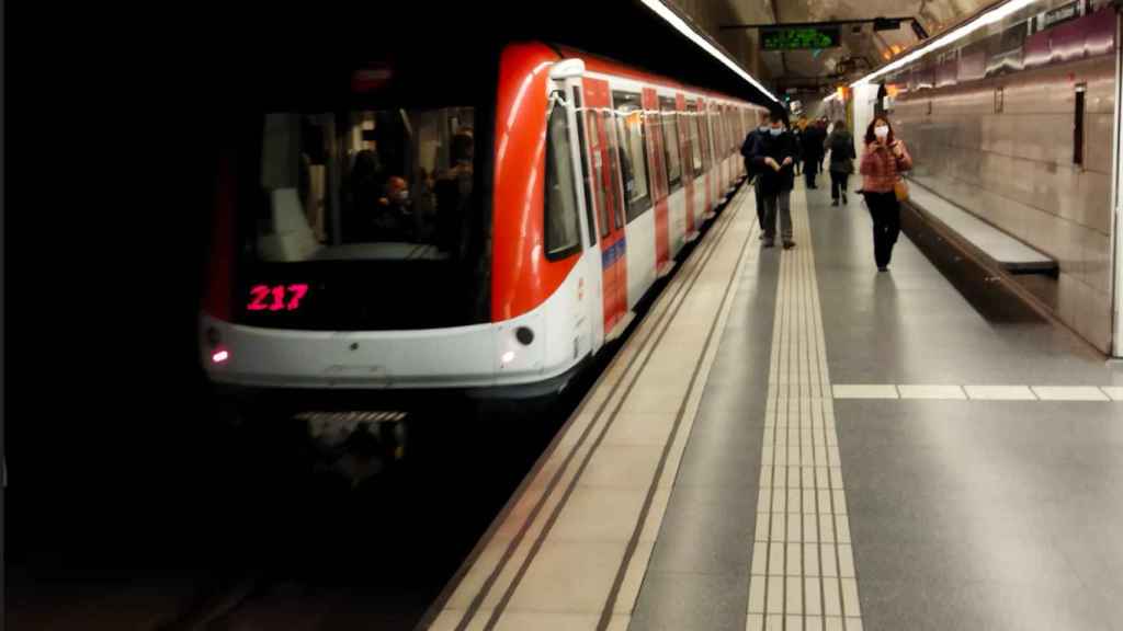 Un metro de la L2 en la estación de paseo de Gràcia / METRÓPOLI - JORDI SUBIRANA