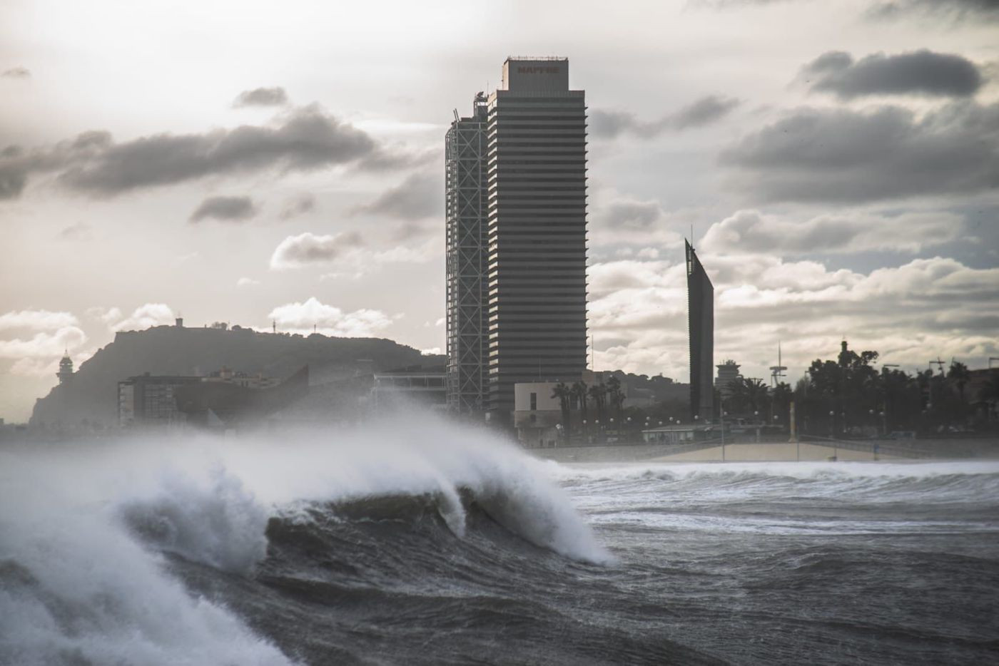 Fuerte oleaje en el mar de Barcelona derivado de una borrasca / ARCHIVO