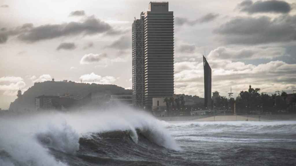 Fuerte oleaje en el mar de Barcelona derivado de una borrasca