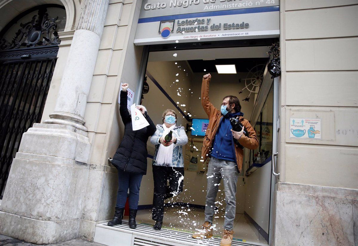 El Gato Negro celebra el primer premio del sorteo del Niño el 6 de enero de 2021 / EUROPA PRESS