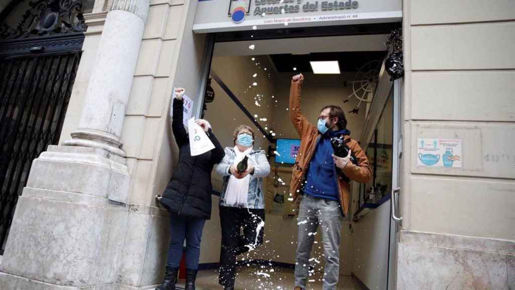 El Gato Negro celebra el primer premio del sorteo del Niño el 6 de enero de 2021 / EUROPA PRESS