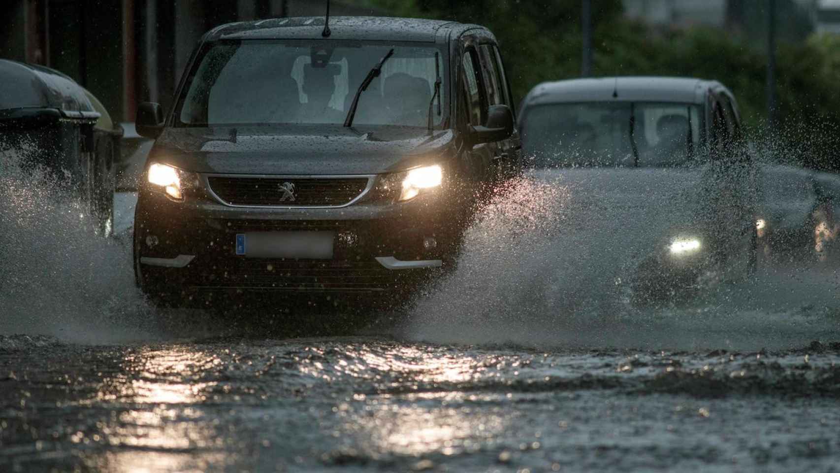 Dos coches circulan por Barcelona durante un episodio de alerta amarilla por fuertes lluvias / ARCHIVO