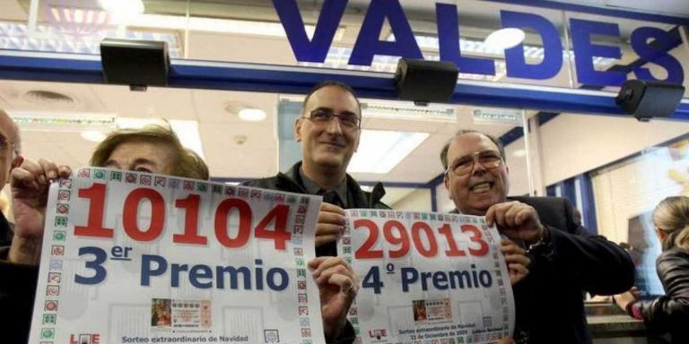 Celebración en la Lotería Valdés tras repartir varios premios en el sorteo de Navidad de 2009 / EFE