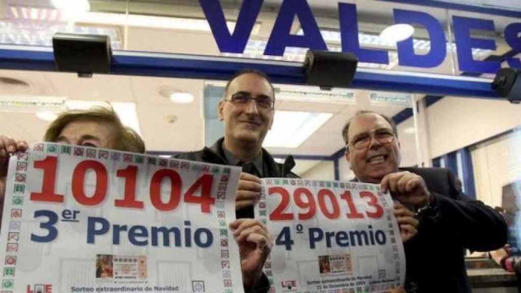 Celebración en la Lotería Valdés tras repartir varios premios en el sorteo de Navidad de 2009