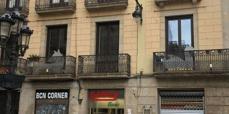 Figuras del pesebre en balcones de la plaza de Sant Jaume / CEDIDA