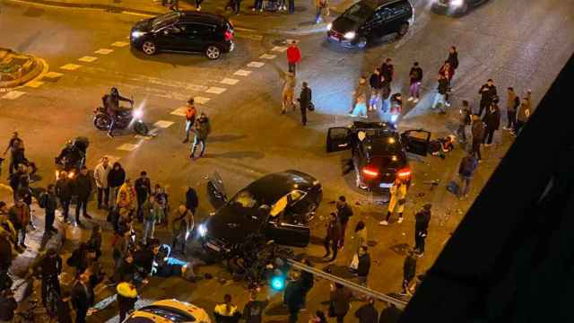 Vecinos de Badalona atendiendo a las víctimas del accidente después de que el conductor se diese a la fuga / ARCHIVO