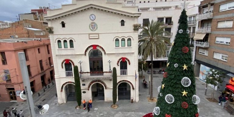 Plaza de la Vila de Badalona, decorada por Navidad / TWITTER