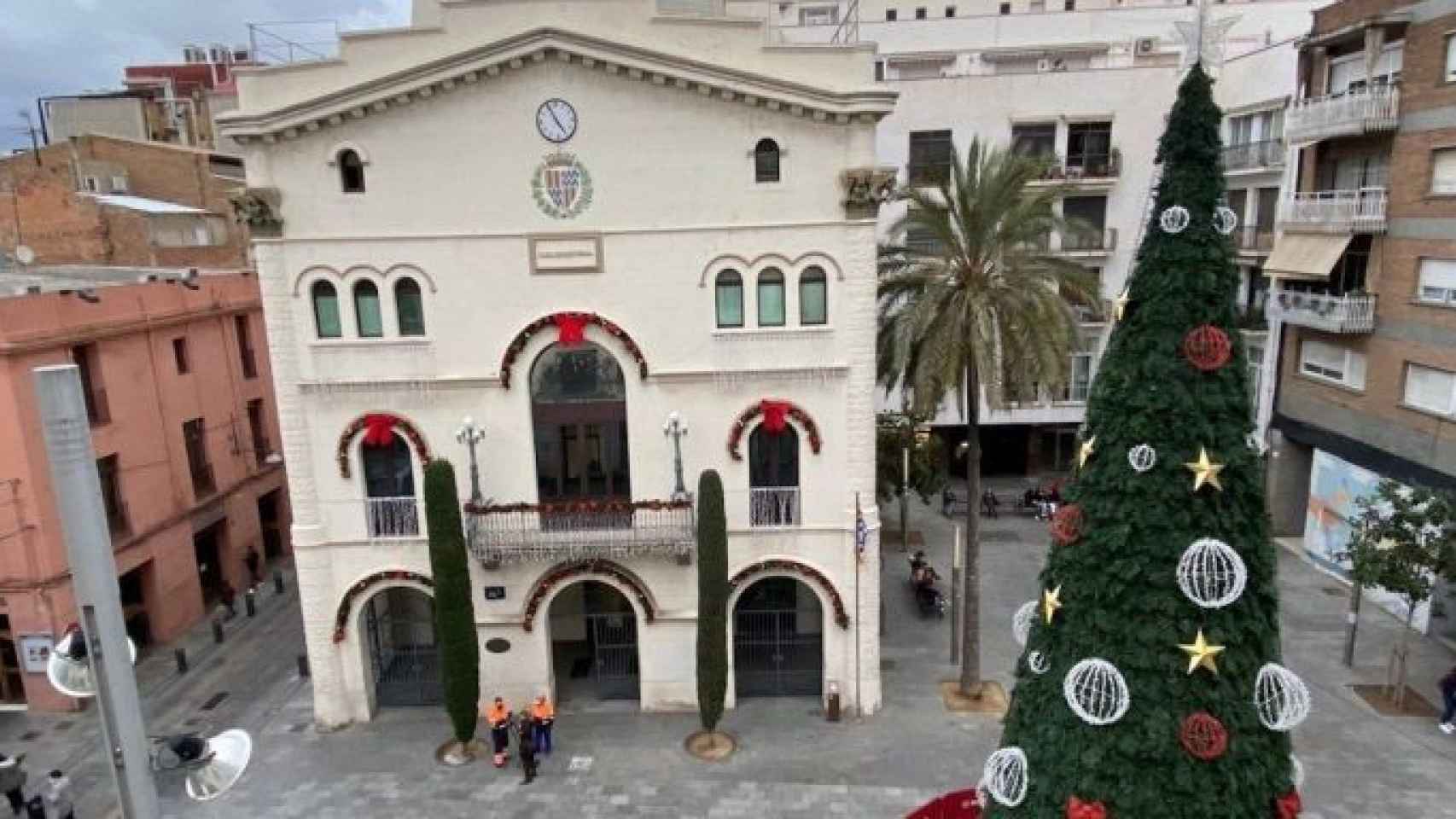 Plaza de la Vila de Badalona, decorada por Navidad / TWITTER