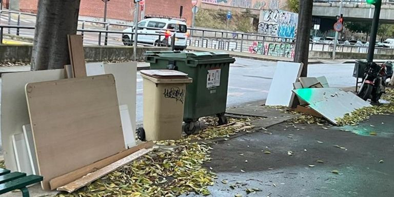 Tablones abandonados en una calle de Terrassa a causa del empeoramiento de los servicios / CEDIDA