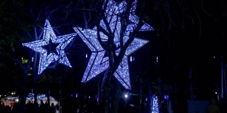 Luces navideñas en una de las plazas de Badalona / EUROPA PRESS