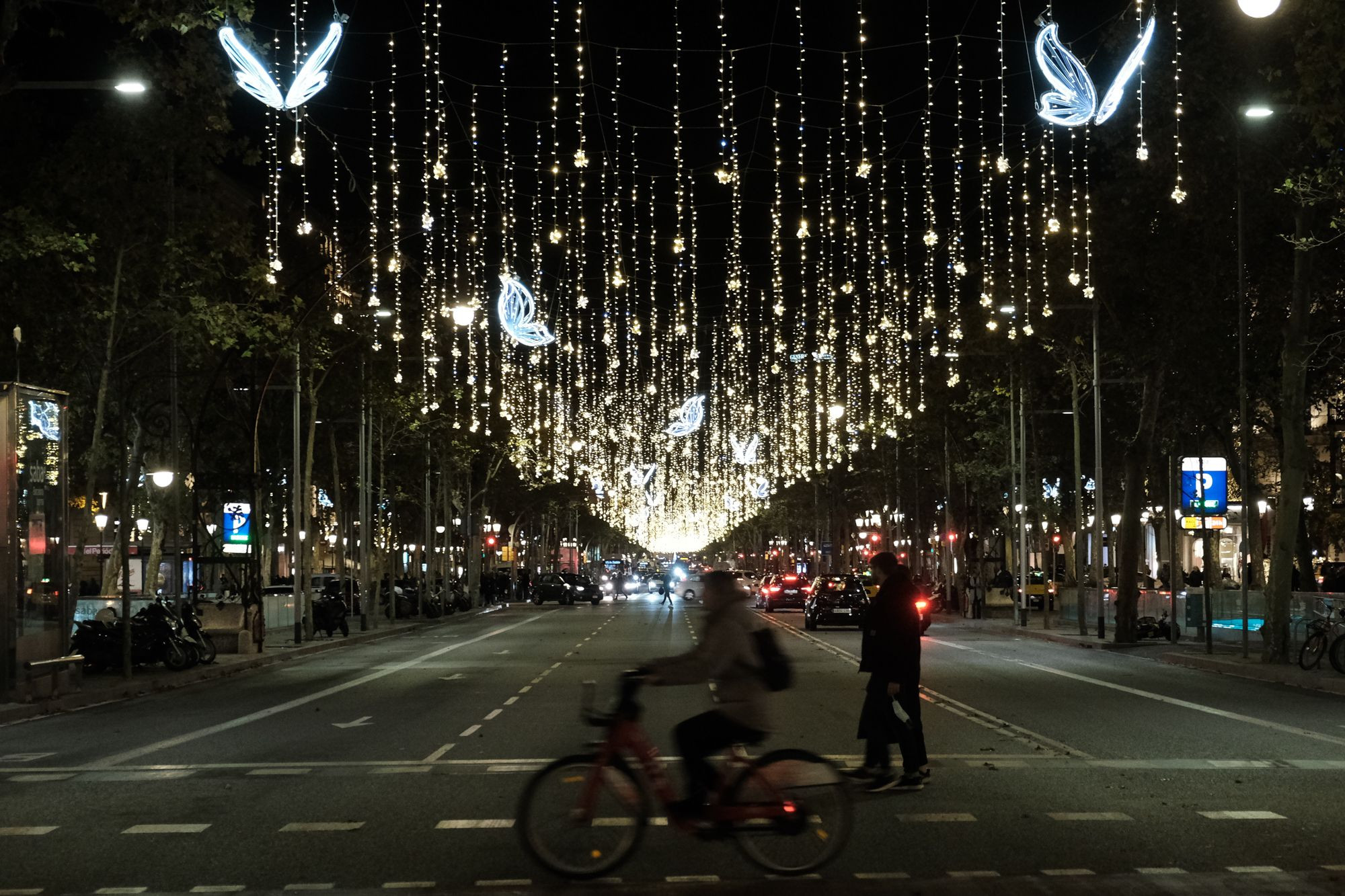 Luces de Navidad de mariposas y lágrimas en el paseo de Gràcia / PABLO MIRANZO - MA