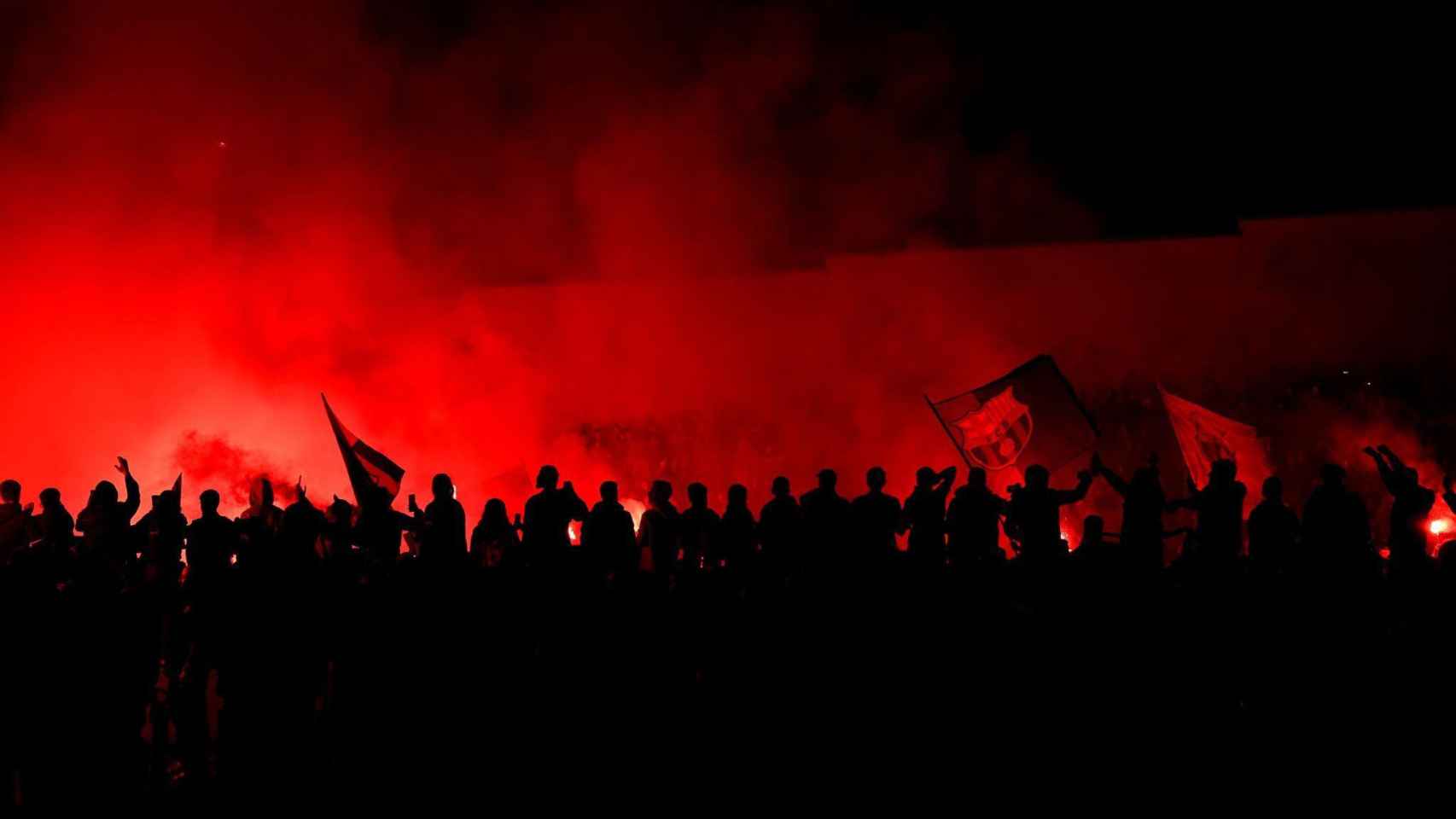 Seguidores del Barça en la previa del partido de la Liga de Campeones contra el Benfica este martes / @UltrasAccountOF