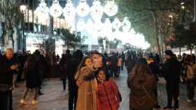 Una familia se hace un selfie bajo las luces de Navidad de Portal de l'Àngel / PABLO MIRANZO - MA