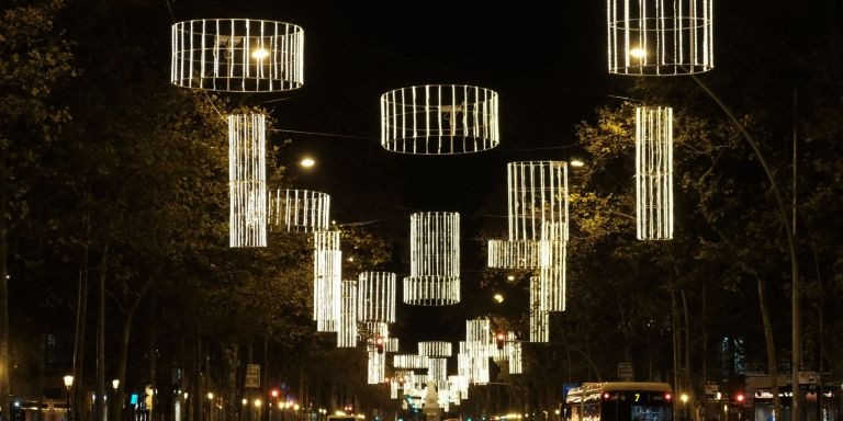 Nuevas luces de Navidad en la Gran Via de les Corts Catalanes / PABLO MIRANZO - MA