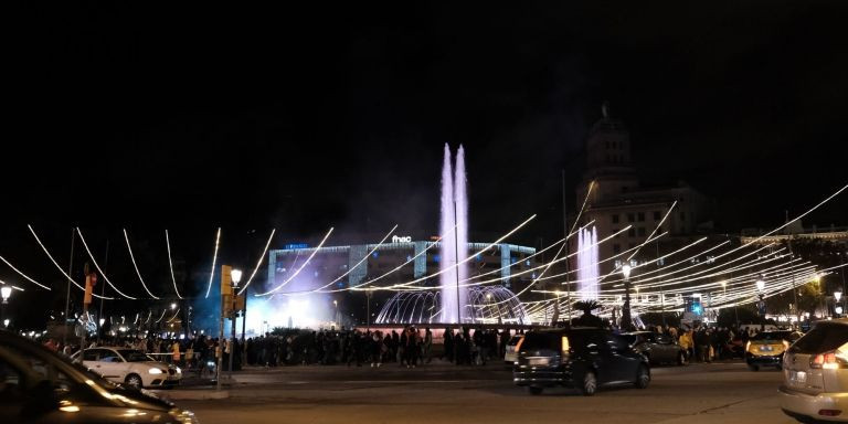 La plaza de Catalunya durante el encendido de las luces de Navidad / PABLO MIRANZO - MA