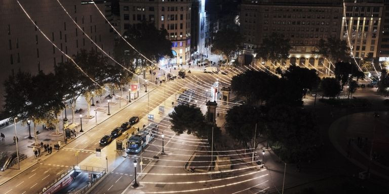 La plaza Catalunya iluminada con las luces de Navidad / AYUNTAMIENTO DE BARCELONA