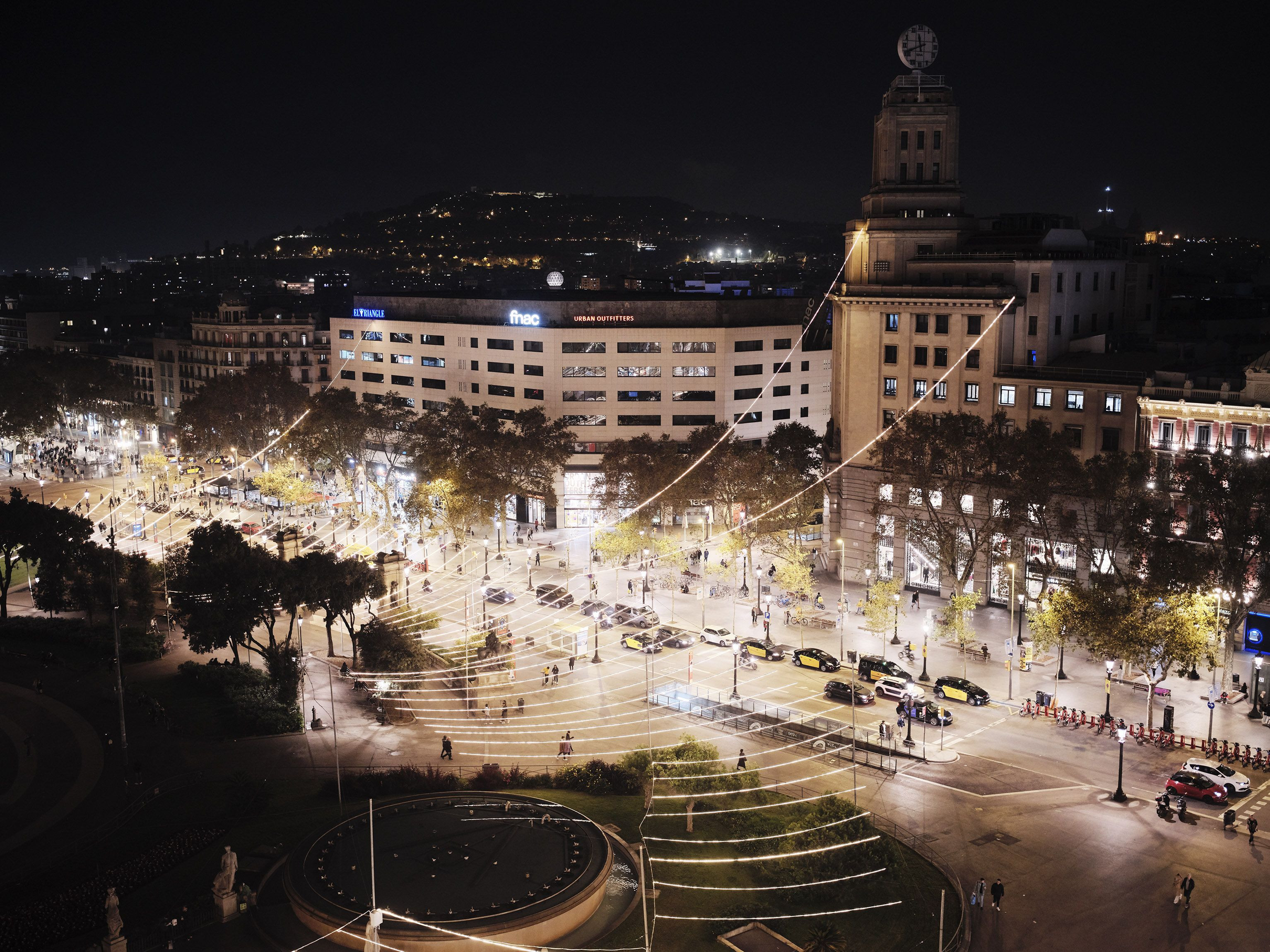 La plaza Catalunya iluminada con las luces de Navidad / AYUNTAMIENTO DE BARCELONA