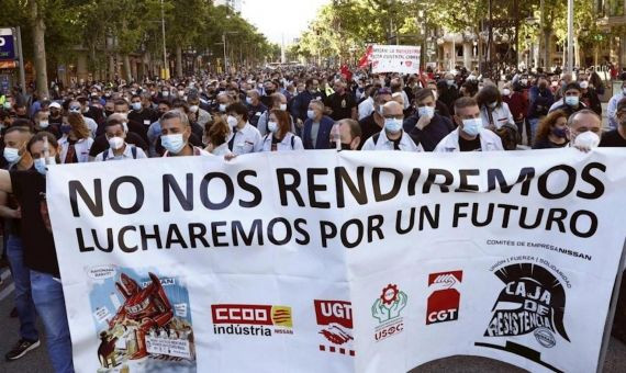 Manifestación de trabajadores de Nissan que exigen la reindustrialización de la planta de Barcelona / EFE / ALEJANDRO GARCÍA