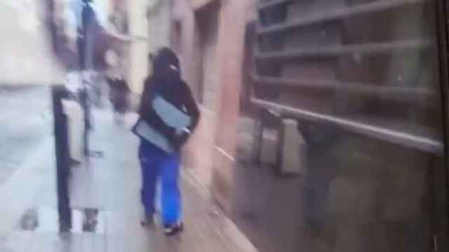 Un ladrón huye a pie con la caja registradora de una panadería de Barcelona