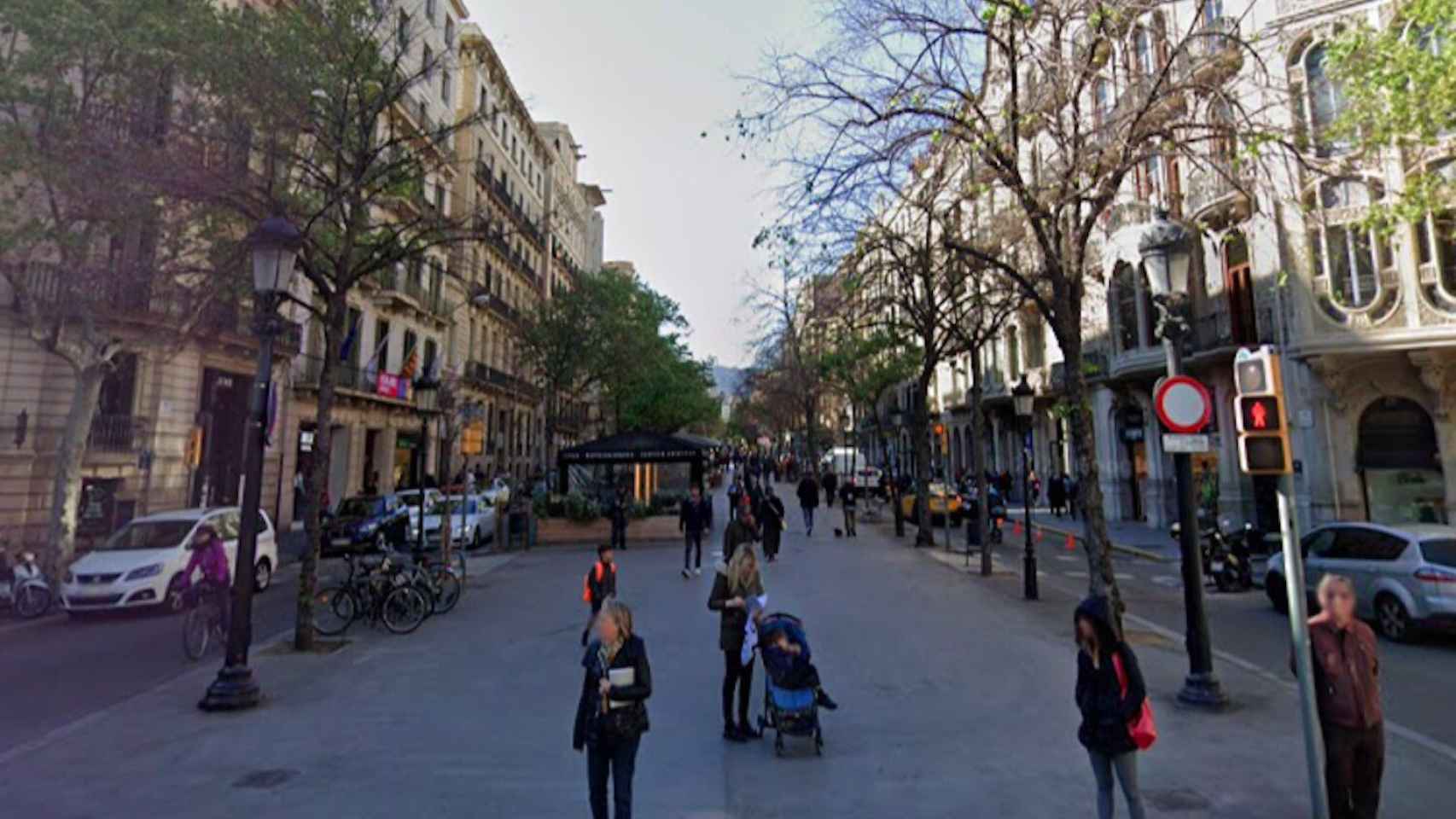 Imagen de un tramo de la rambla Catalunya, donde está la cafetería en la que se produjo el atraco / GOOGLE STREET VIEW