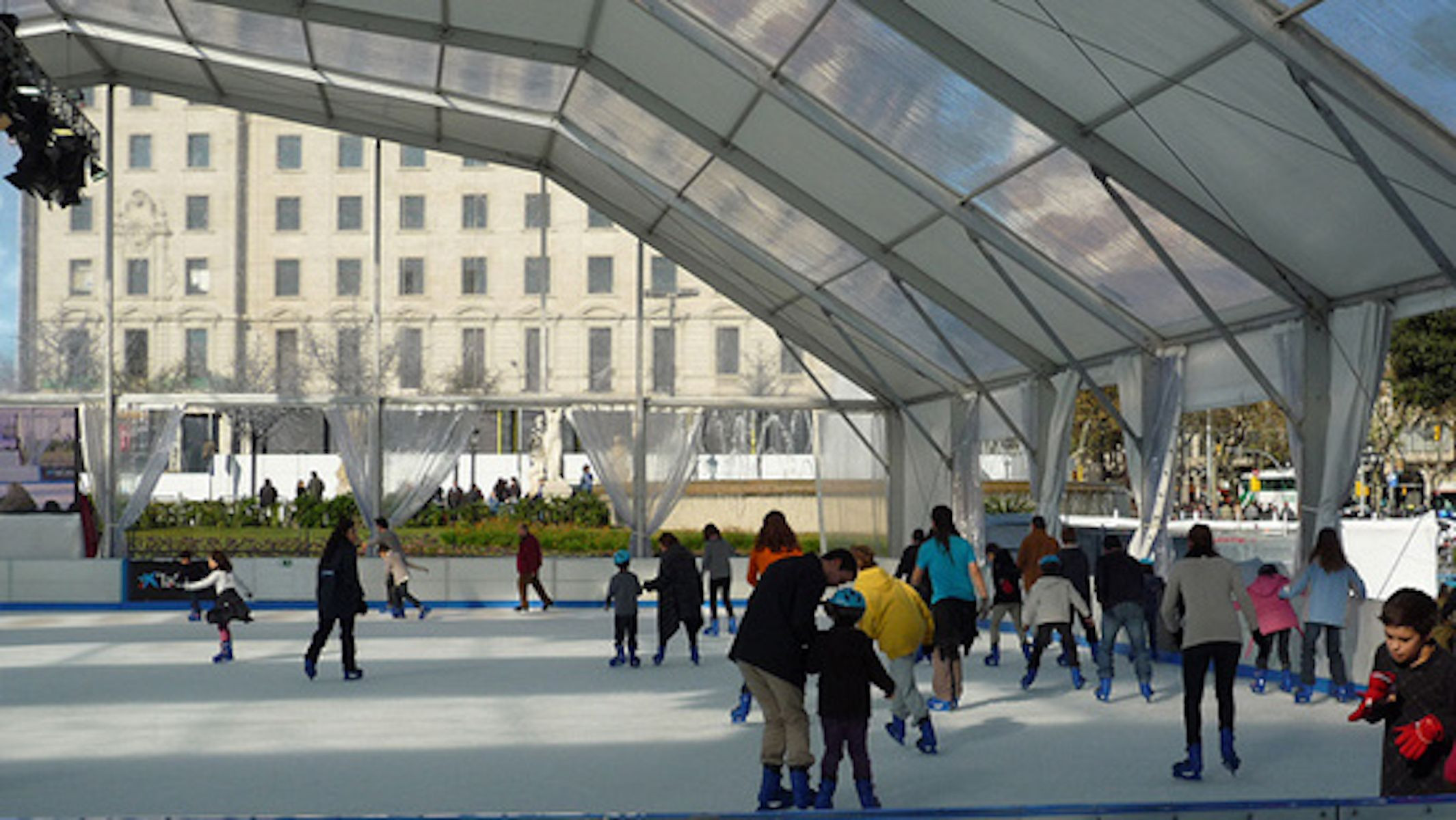 La pista de hielo de la plaza de Catalunya en tiempos del alcalde Xavier Trias / AYUNTAMIENTO DE BARCELONA