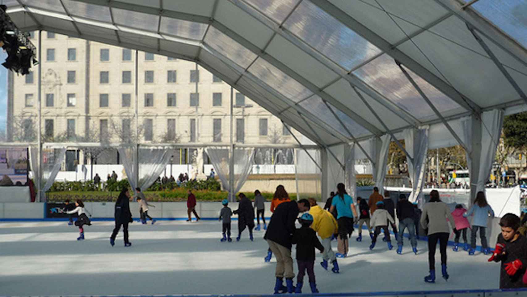 La pista de hielo de la plaza de Catalunya en tiempos del alcalde Xavier Trias / AYUNTAMIENTO DE BARCELONA