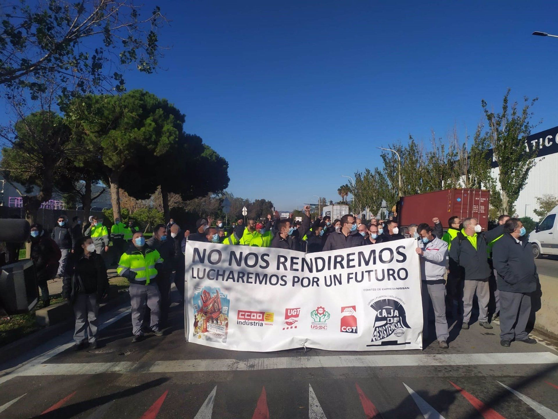 Trabajadores de Nissan cortan la Ronda Litoral por la reindustrialización - EUROPA PRESS