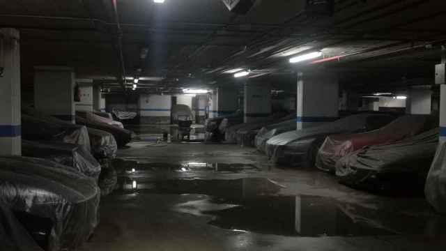 Centenares de coches de alta gama acumulan polvo entre la humedad del parking del centro comercial / CEDIDA