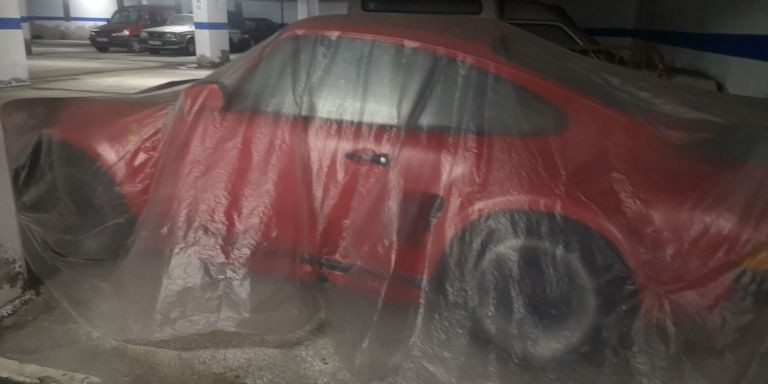 Un flamante coche deportivo en el polémico parking de la Vila Olímpica del Poblenou / CEDIDA