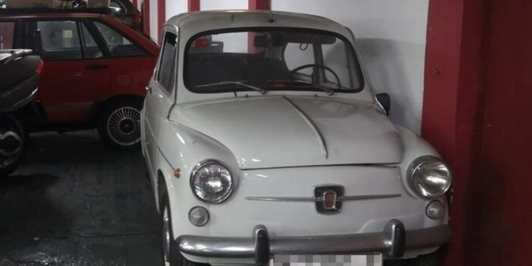 Un Fiat 600 con matrícula de Madrid en el parking / CEDIDA