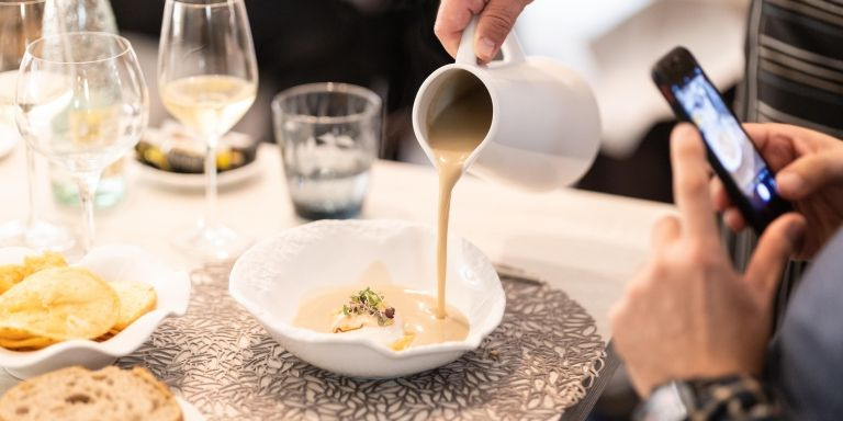 Un camarero sirve una crema a un cliente del restaurante La Punta / CEDIDA