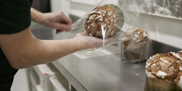 El pastelero Oriol Balaguer empaquetando sus panettones artesanales / GUÍA REPSOL