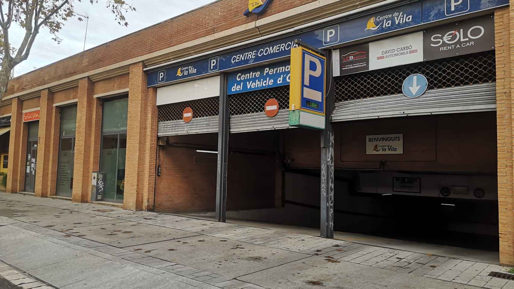 Entrada del polémico parking de la Vila Olímpica / GUILLEM ANDRÉS