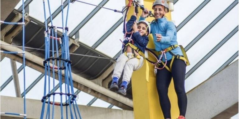 Madre e hijo se lanzan en el Bosc Urbà / BOSC URBÀ