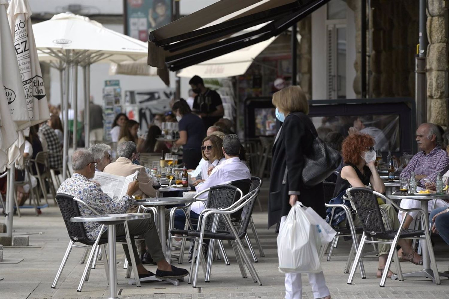 Varias personas en la terraza de un bar tras la apertura de bares y restaurantes / EUROPA PRESS