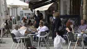 Varias personas en la terraza de un bar tras la apertura de bares y restaurantes / EUROPA PRESS